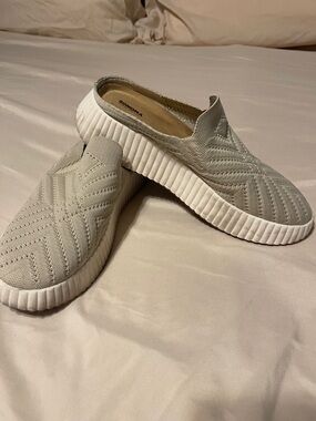 Sonoma Women's Slip-On Knit Sneakers in Light Gray and White